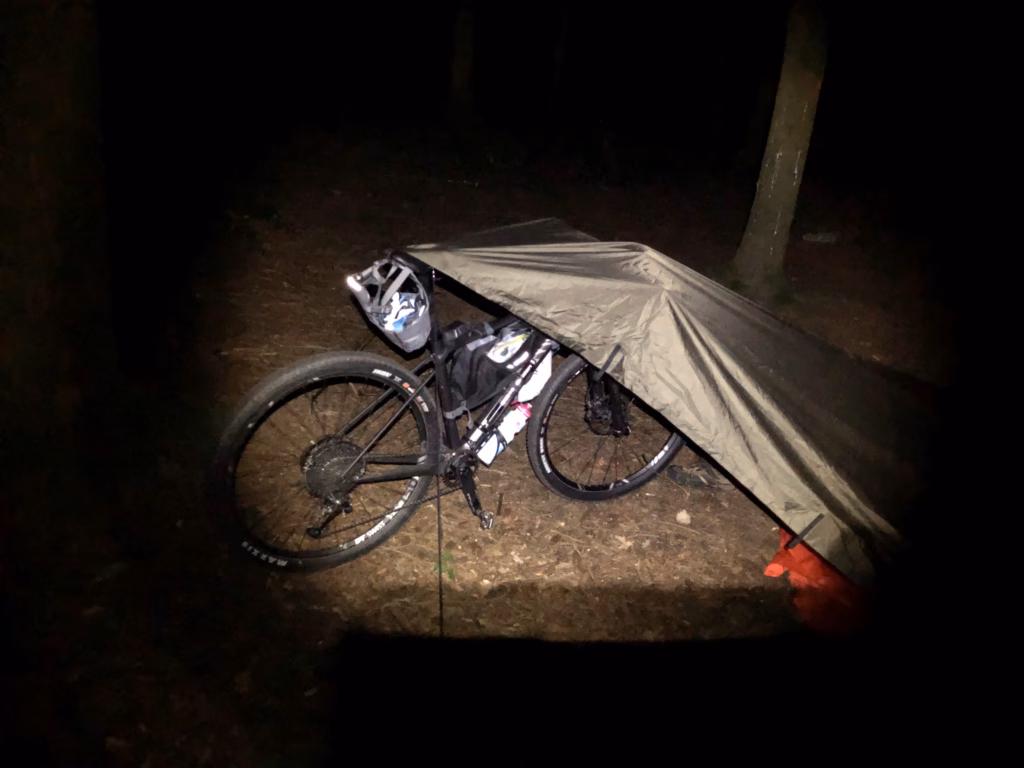 Canyon Exceed mit Frontrolle und Bikepacking Setup am Abend