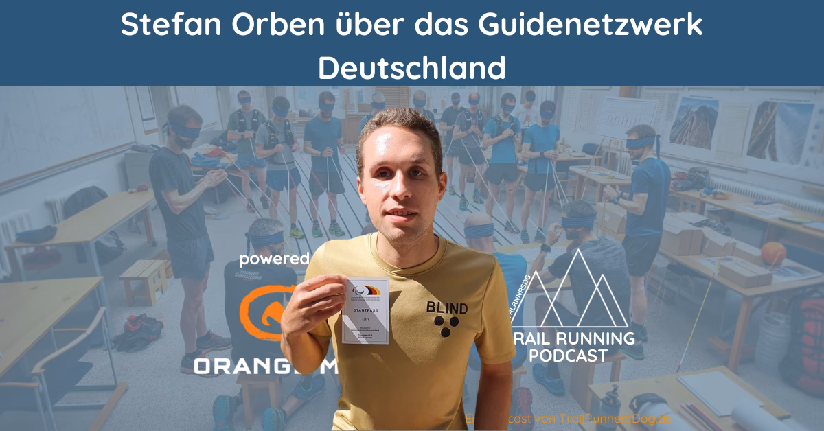 Ein Bild zeigt Stefan Orben, der über das Guidenetzwerk Deutschland spricht. Im Hintergrund ist eine Gruppe von Menschen zu sehen, die Blindenlaufmasken tragen und mit Langstöcken in einer Art Schulungsumgebung trainieren. Stefan steht im Vordergrund, trägt ein gelbes T-Shirt mit der Aufschrift 'BLIND' und hält einen Ausweis mit der Beschriftung 'STARTPASS'.