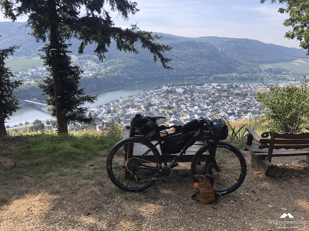 Mountainbike-Trail durch die sonnigen Weinberge an der Mosel