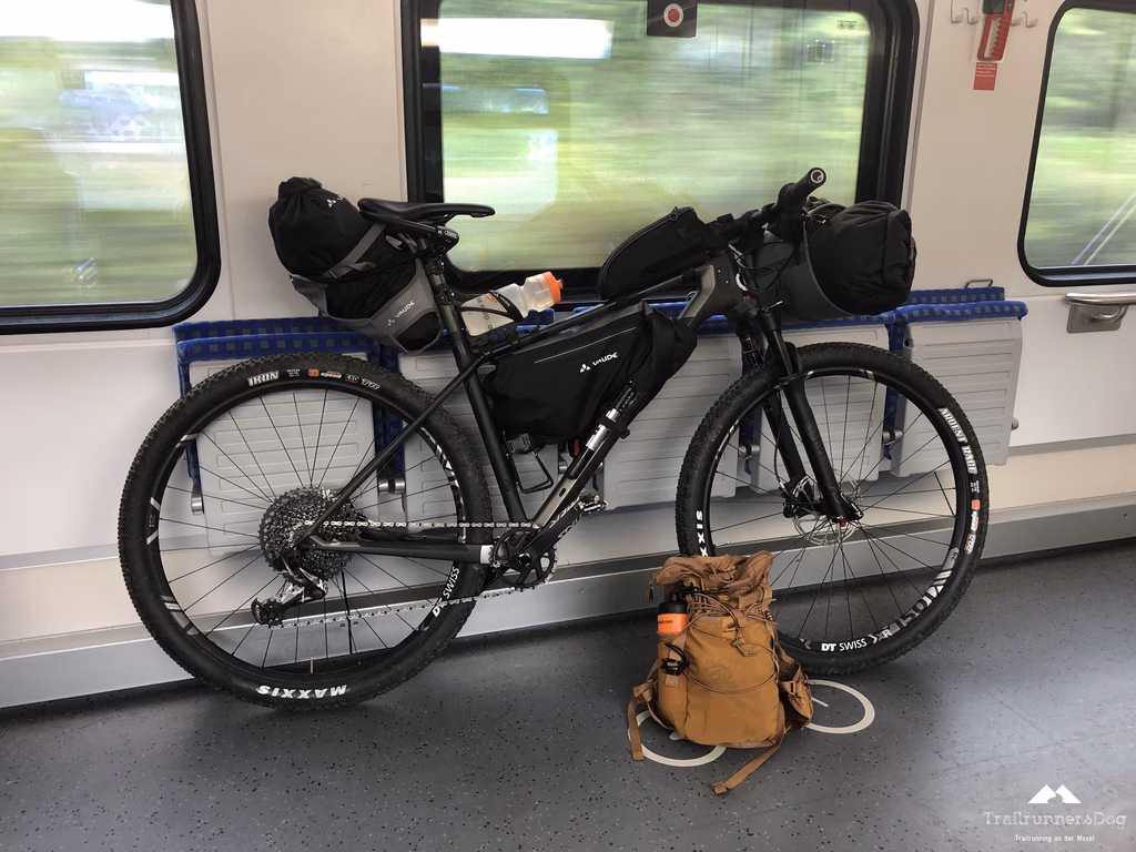 Bikepacking Mosel: voll bepacktes Canyon Exceed am Bahnhof vor dem Start des Moselcross nach Trier