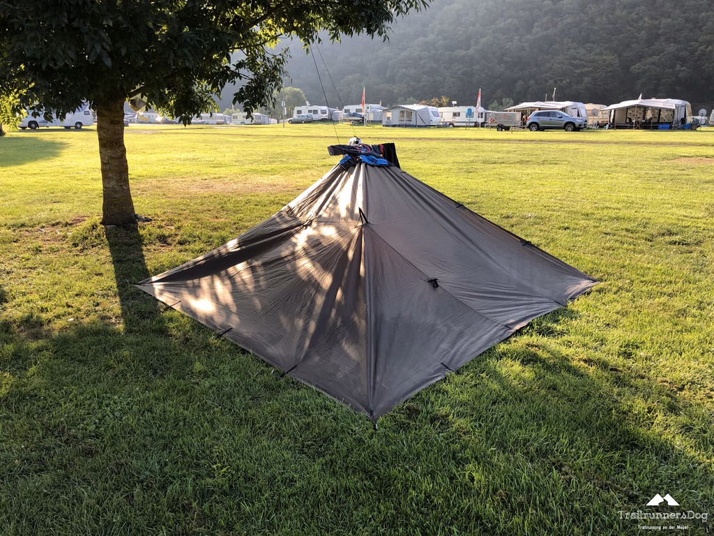 Tarp am Moselufer auf der Insel Sonnenwerth