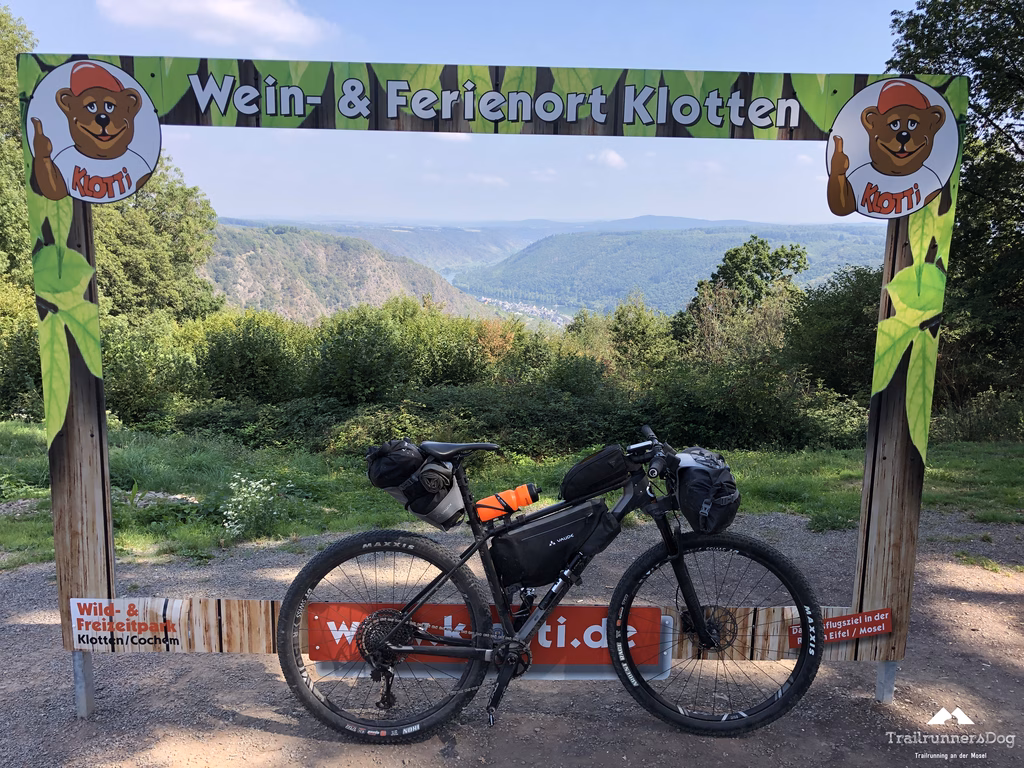 Mountainbike auf einem Pfad hoch über der Mosel