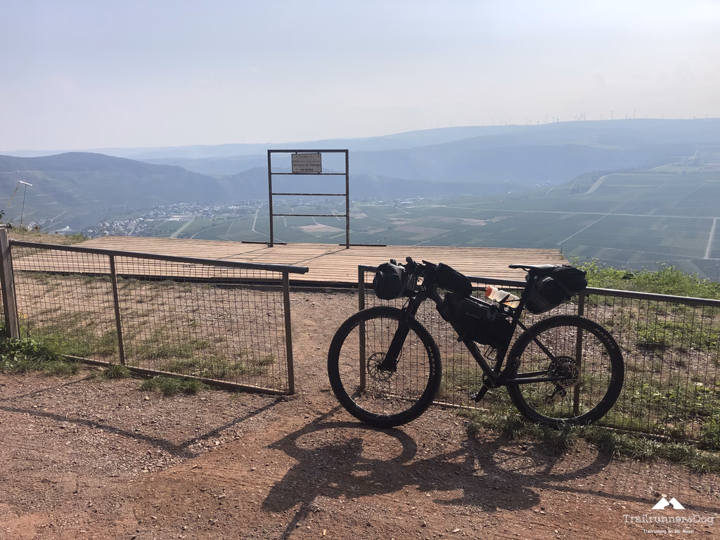 Steiler Blick ins Moseltal von der Startrampe der Gleitschirmflieger