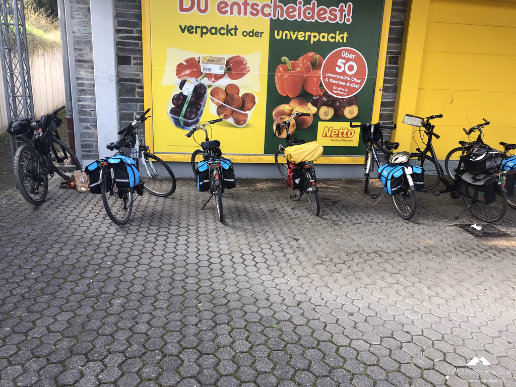 Beladenes Bikepacking-Rad vor dem Aufbruch in Neumagen-Dhron